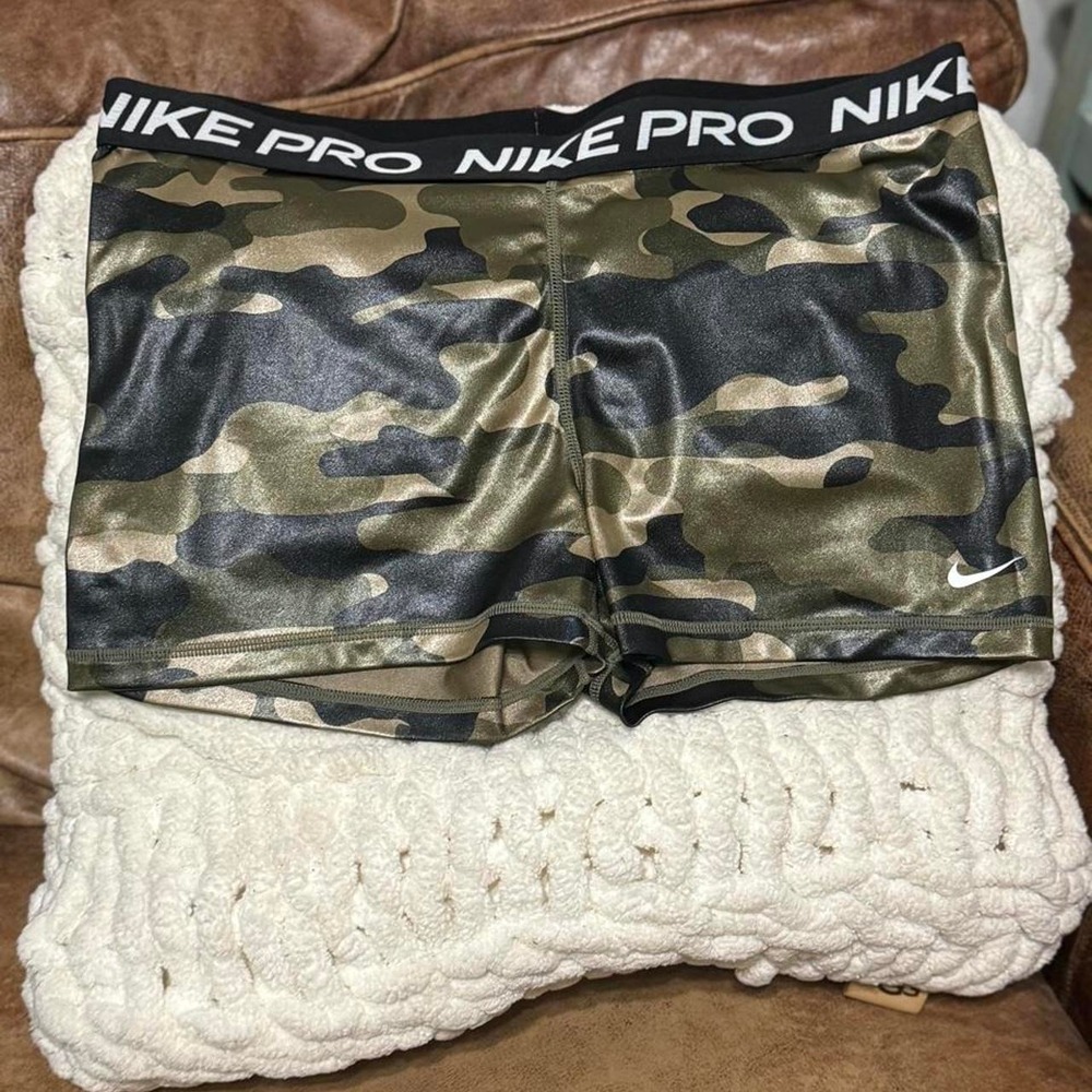 Nike Pro Dri-FIT Camo Shorts Womens XL Green Metallic Camouflage Athletic